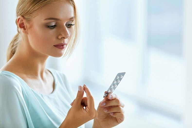 Tomando medicamentos antihelmínticos para limpar o corpo de parasitos